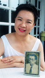 Ms Monica Choon with photo of dad (Photo credit: Singapore Press Holdings)