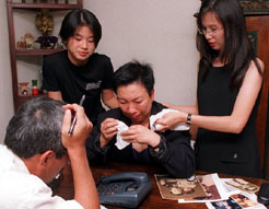 Monica Choon with her daughters and Mr Kita Yoshinori (Photo credit: Singapore Press Holdings)