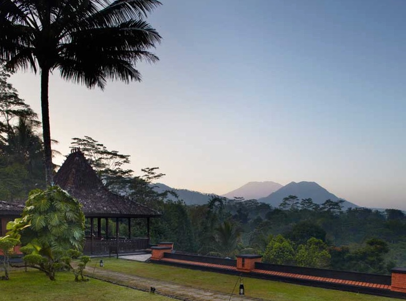 Lush surroundings (Photo credit: Hotel website)